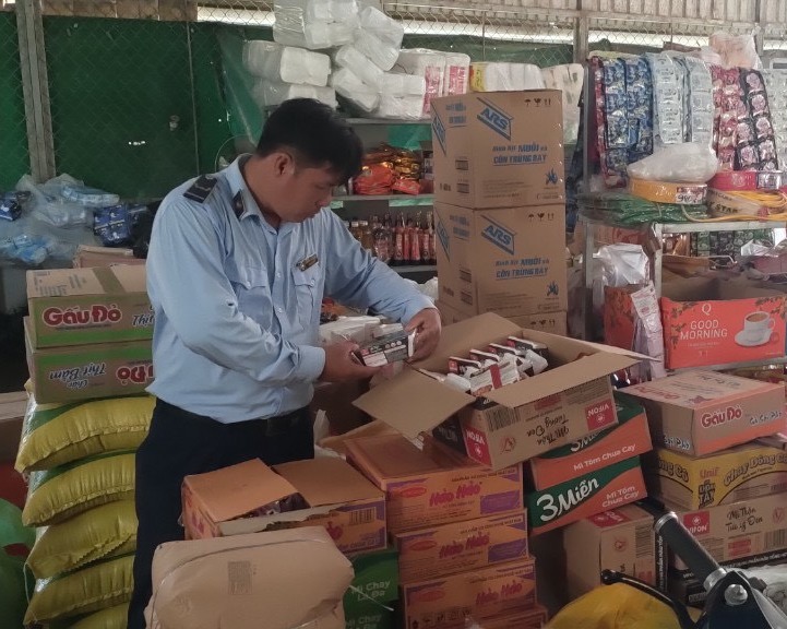 Đội Quản lý thị trường số 3 - Cục Quản lý thị trường tỉnh Hậu Giang phát hiện, tạm giữ 102 bao thuốc lá điếu (20 điếu/bao) có nhãn gốc bằng tiếng nước ngoài, không có nhãn phụ bằng tiếng Việt Nam, không có hóa đơn chứng từ liên quan đến hàng hóa.